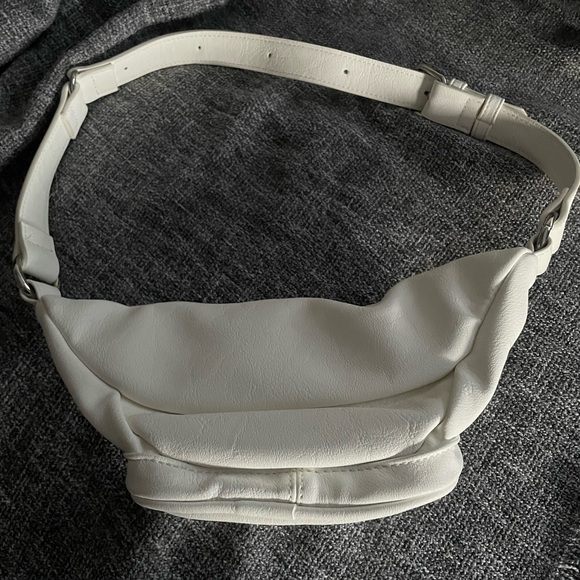 Brandy Melville Fanny Pack - Picture 4 of 4